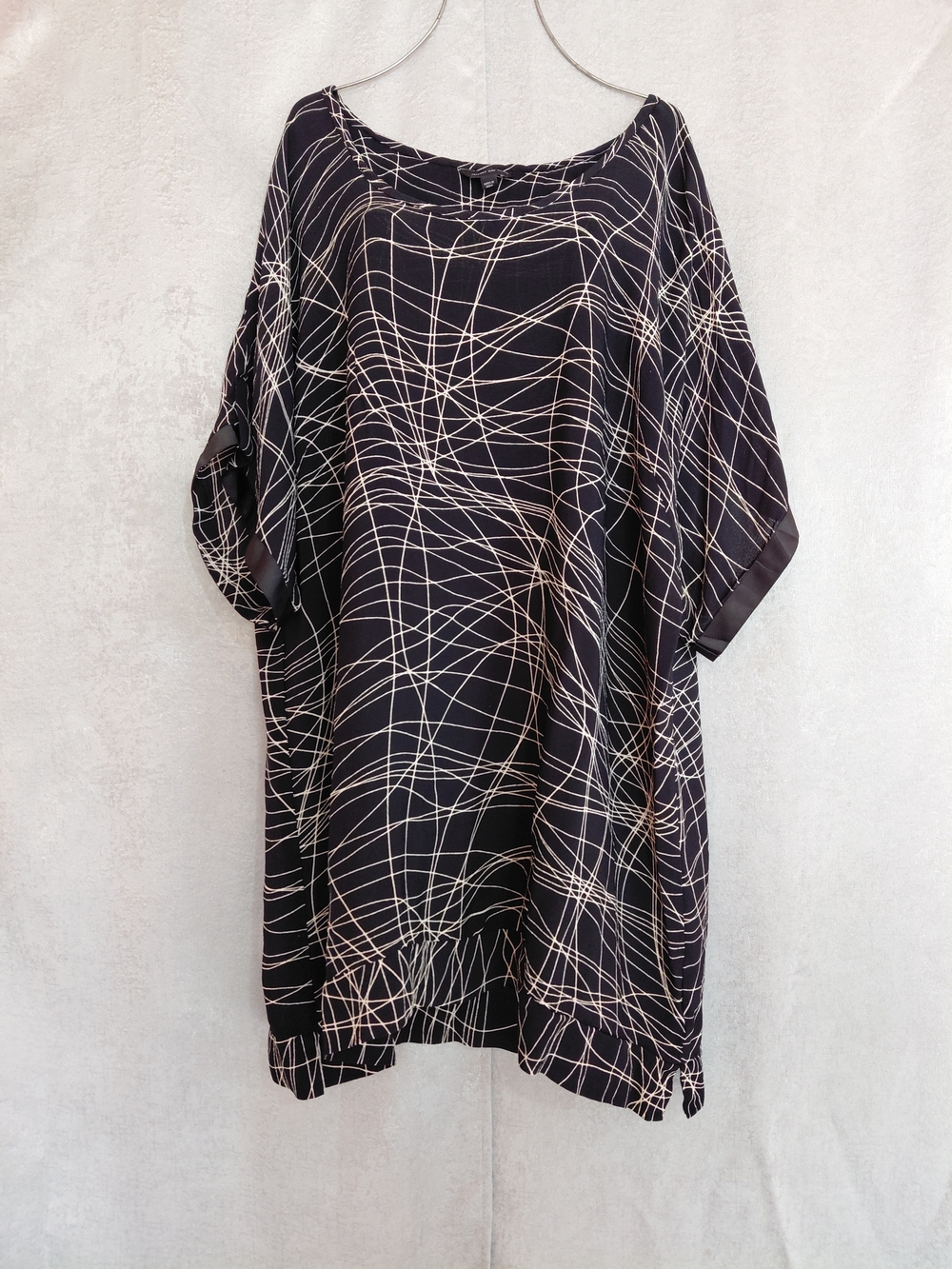 Jeffrey And Paula Plus Sz 22 Black Tunic with Cream Scribble Print Dolman Sleeve